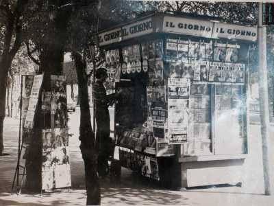 ...ci mostra alcune foto degli anni 80 che lo raffigurano all�interno dell�edicola fondata negli anni 30 dal fratello Vito